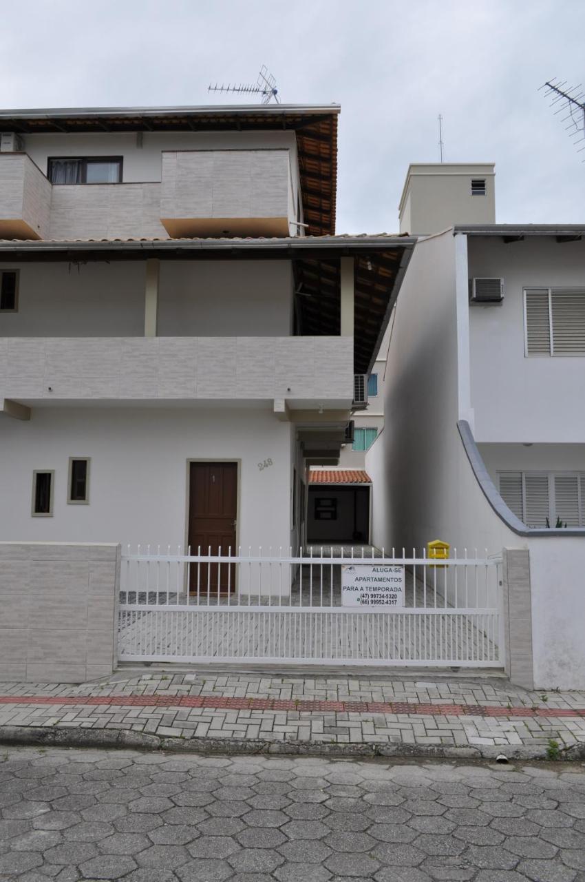 Apartamentos Bombinhas - 140 Metros Da Praia Esterno foto
