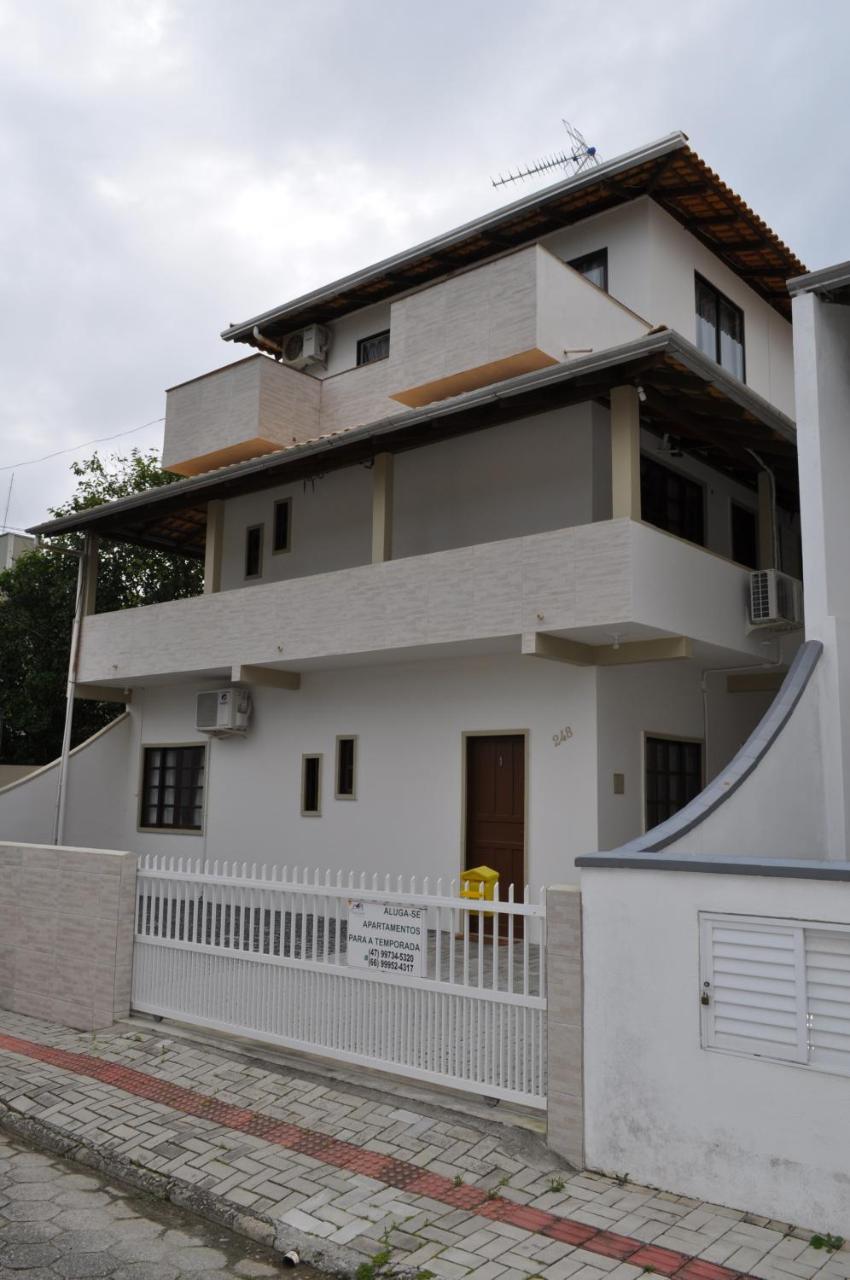 Apartamentos Bombinhas - 140 Metros Da Praia Esterno foto